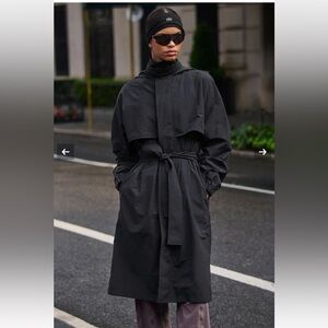 ALO Yoga Crinkle On The Move Trench. Size 2XL (20-22) Black. Like new EUC.